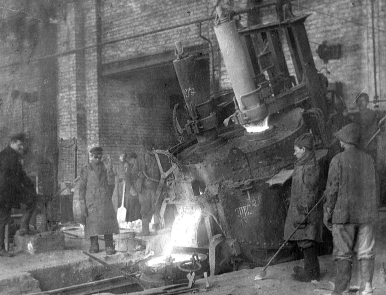 Historic black-and-white photo of steelworkers operating industrial machinery in Elektrostal, showcasing the city’s manufacturing heritage before El Park’s transformation.